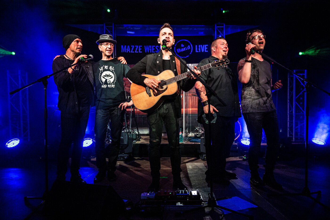Die Band gemeinsam an den Mikrofonen
