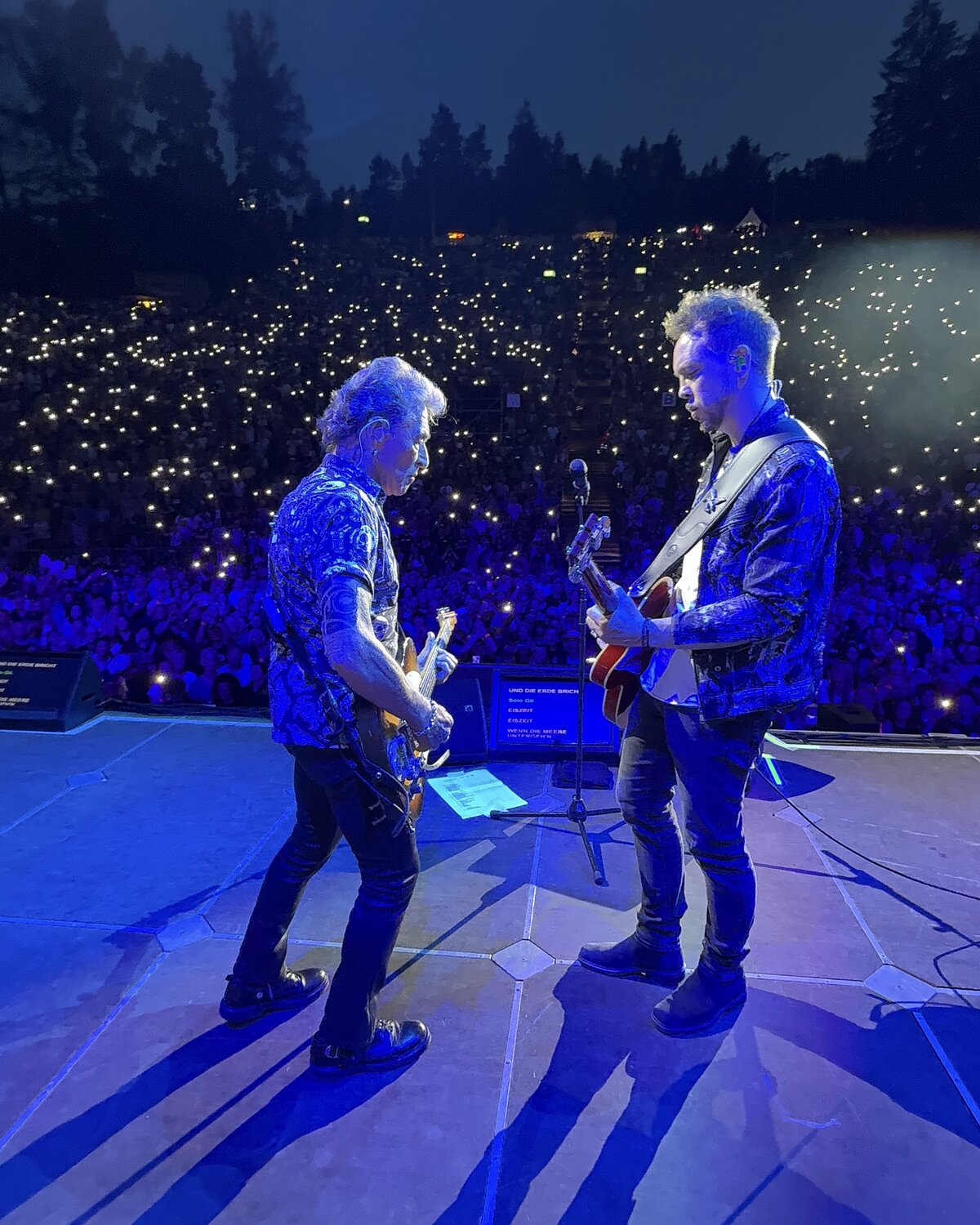 Mazze Wiesner mit Peter Maffay auf der Bühne der Love-Places-Tour am 14. Juni 2025
